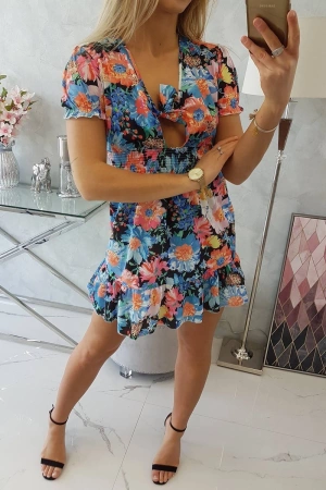 Czarna sukienka mini w kwiaty z dekoltem V 