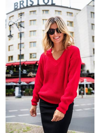 Czerwony sweter z dekoltem w serek BeWear