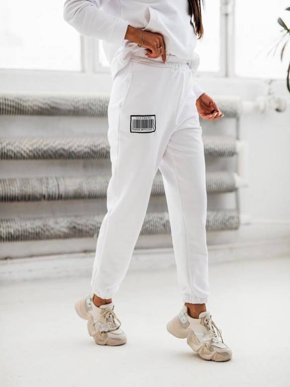 Białe spodnie dresowe z naszywką Cocomore