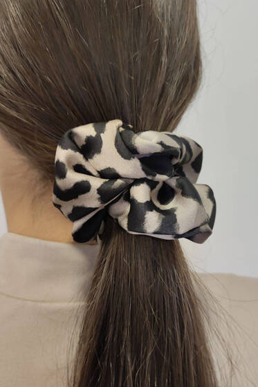 Biała gumka do włosów w panterkę Scrunchie Ivon