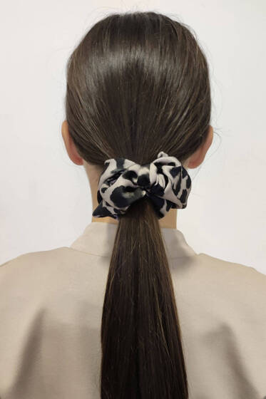 Biała gumka do włosów w panterkę Scrunchie Ivon