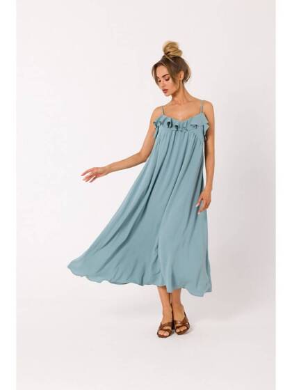 Błękitna sukienka z falbanką na dekolcie