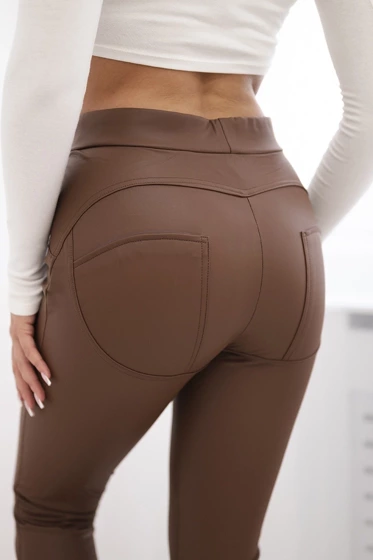 Brązowe spodnie legginsy z push up z eco skóry