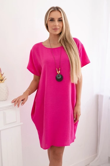 Różowa sukienka oversize z kieszeniami i wisiorkiem 